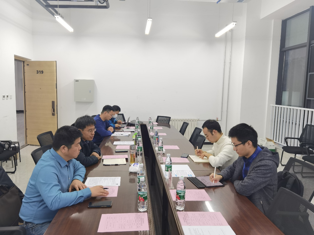 一群人在房间里交谈描述已自动生成 一群人在房间里交谈描述已自动生成